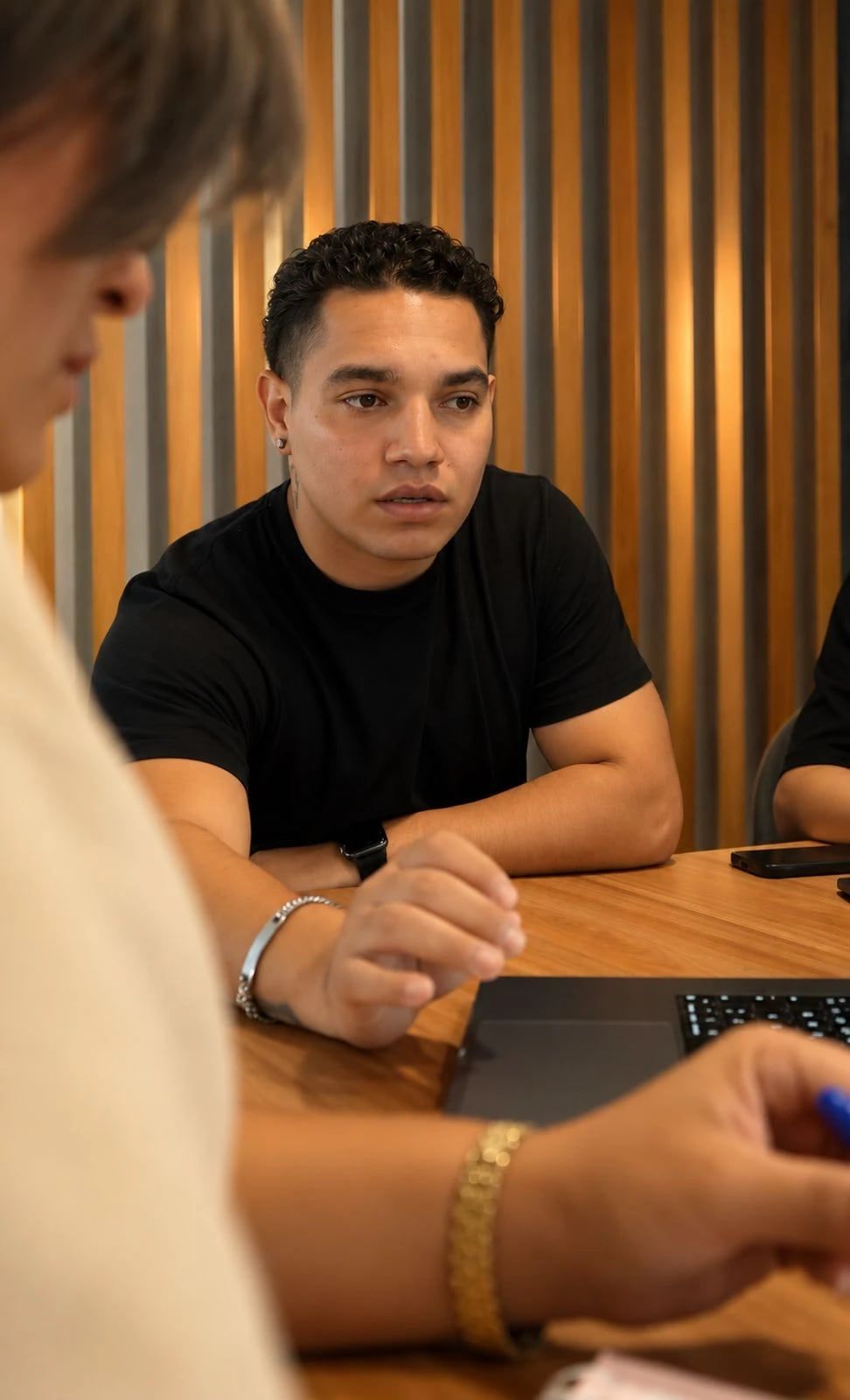 Integrante de VOLTA atiende una reunión con un cliente en la mesa de trabajo.