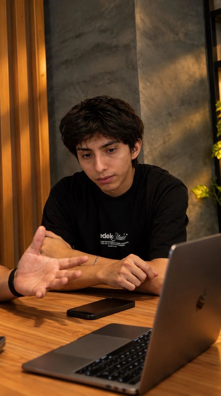 Integrante de VOLTA escucha una propuesta frente a una laptop.