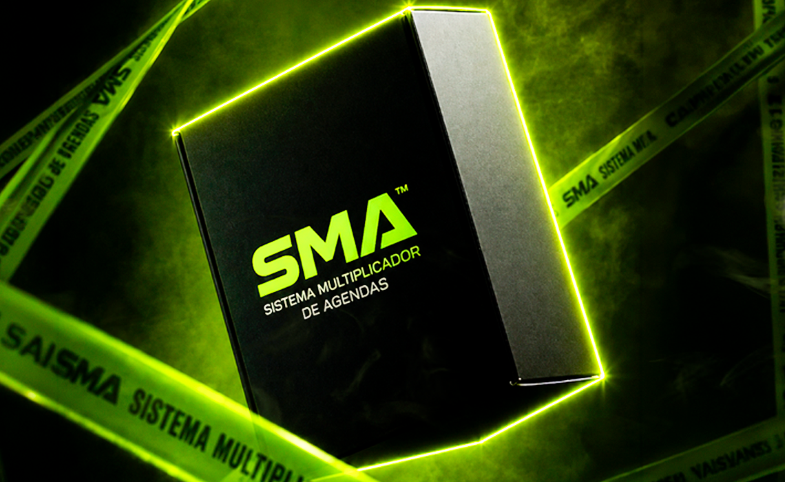 Caja negra con el logo SMA, Sistema Multiplicador de Agendas, sobre cintas de precaución iluminadas en verde lima